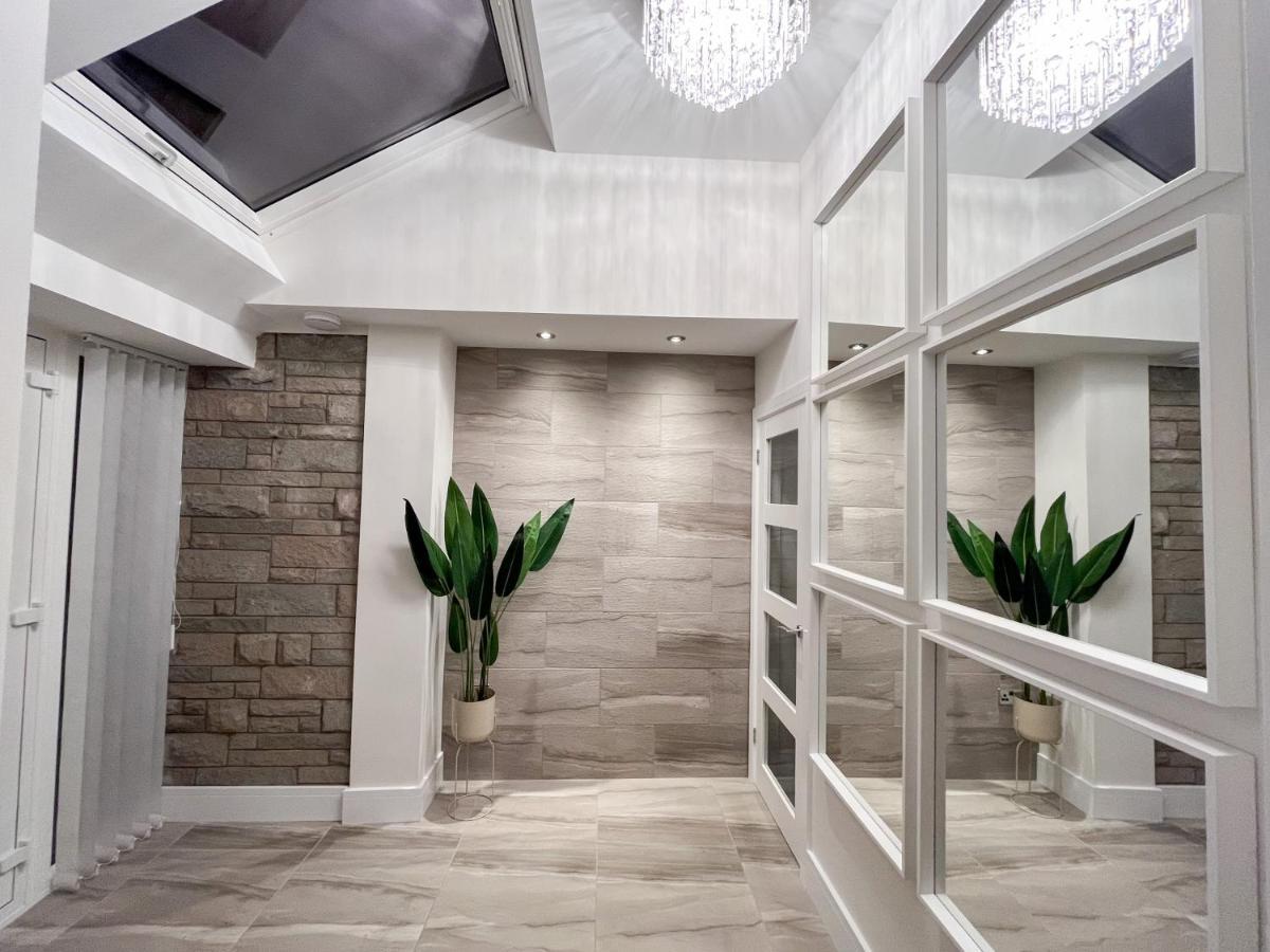 Luxury Property With Hot Tub And Sea Views Oystermouth ภายนอก รูปภาพ