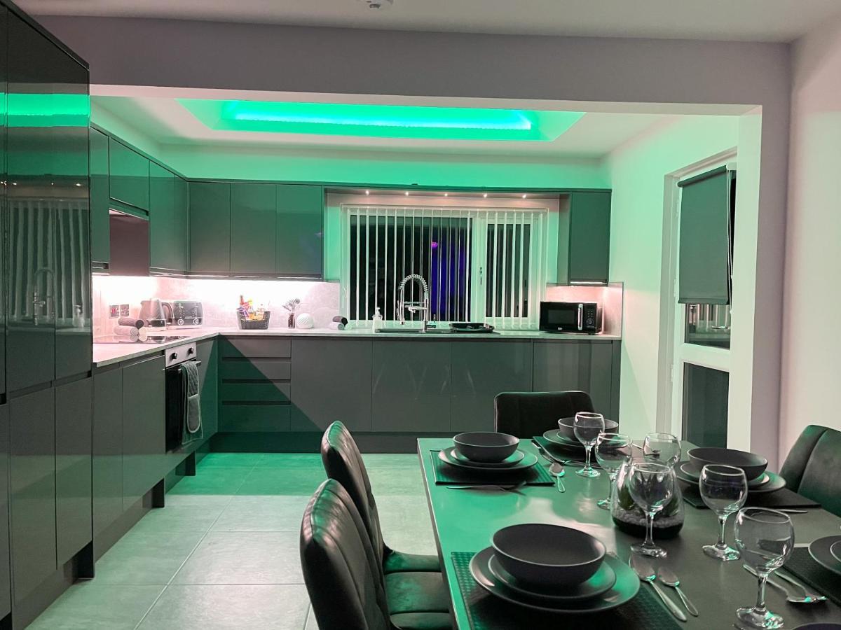 Luxury Property With Hot Tub And Sea Views Oystermouth ภายนอก รูปภาพ